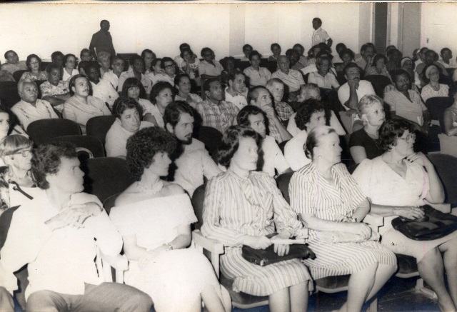 Foto de Público en la conferencia de la doctora Adelaida de Juan, Salón de actos de la Biblioteca Nacional, septiembre de 1982. La profesora Rosario Novoa (segunda fila, primera a la izquierda). Colección de fotografías BNJM.  
